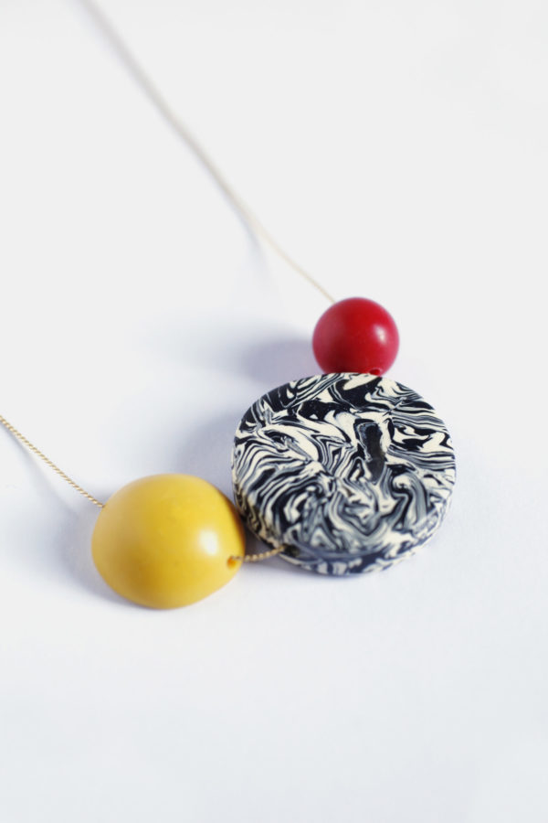 collar con colgantes